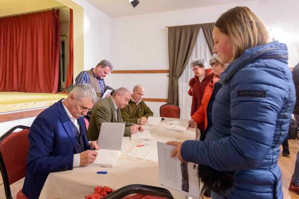 Ahol otthont teremthettek maguknak az otthontalan világban Csángótelep könyvbemutató